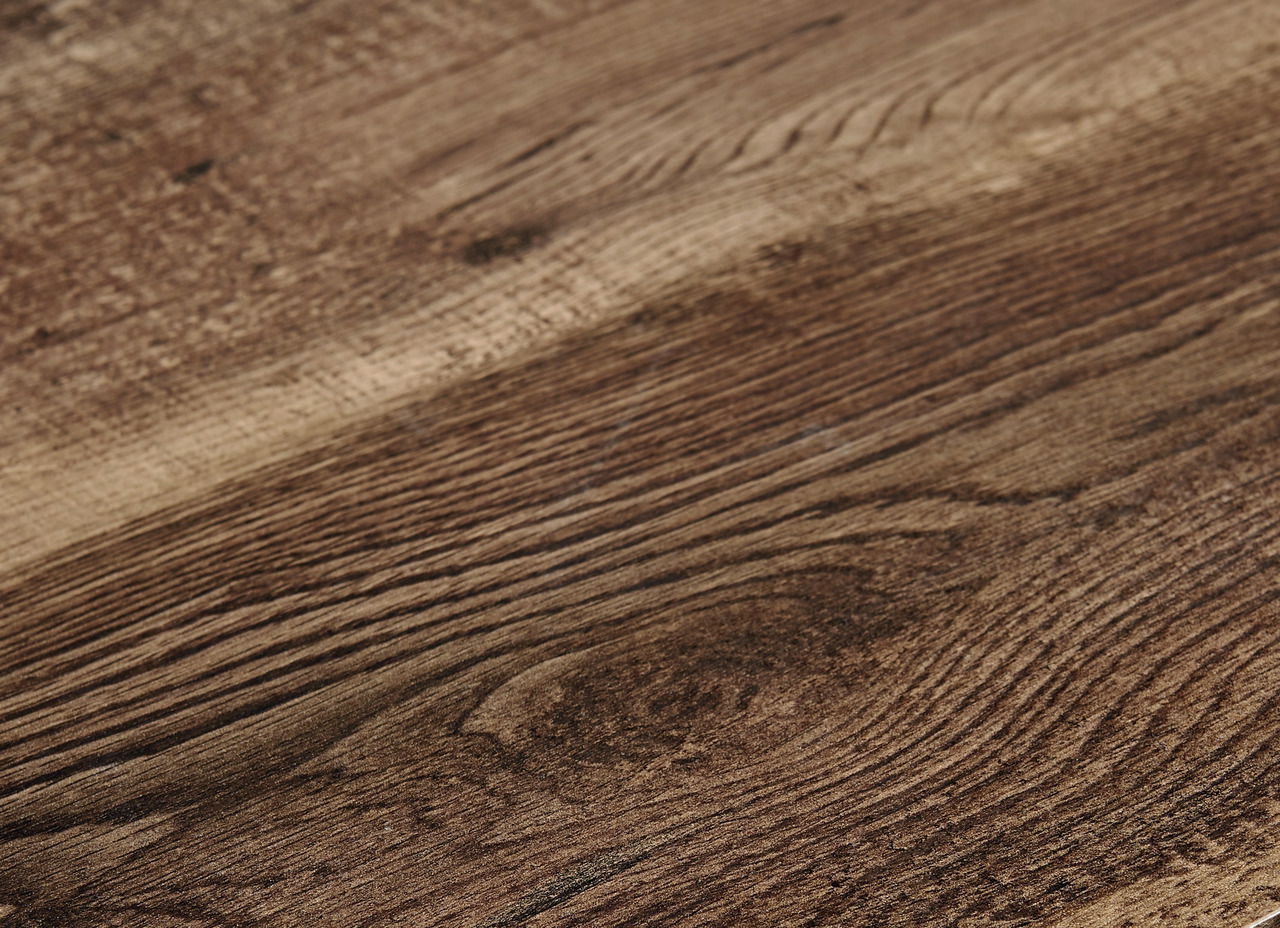 Nahaufnahme einer Holzoberfläche mit natürlicher Maserung, perspektivisch von der Seite betrachtet.