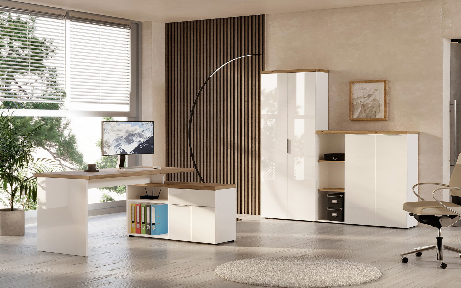 XORA Eckschreibtisch IDEA-OFFICE Moderner Eckschreibtisch in einem hellen Büro mit Blick auf Fenster und Aktenschränke.