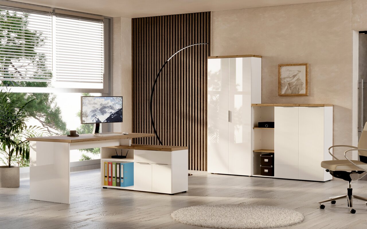 XORA Eckschreibtisch IDEA-OFFICE Moderner Eckschreibtisch in einem hellen Büro mit Blick auf Fenster und Aktenschränke.