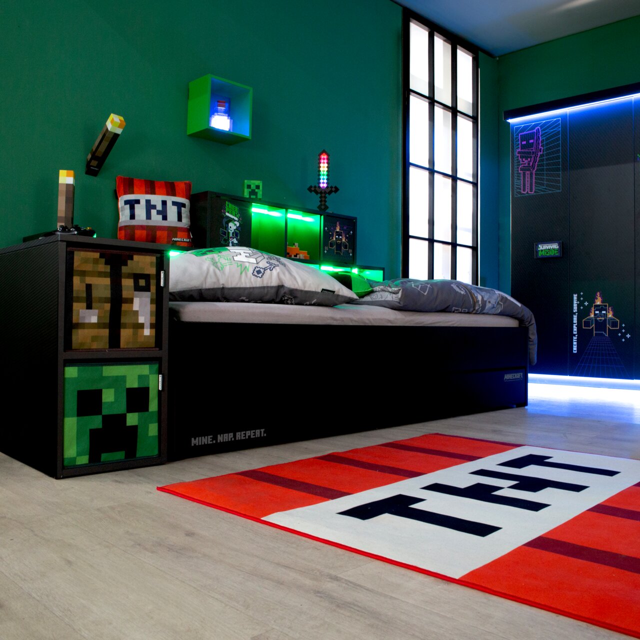 Minecraft-inspiriertes Kinderzimmer mit schwarzem Bett, LED-beleuchtetem Kopfteil, TNT-Teppich und Creeper-Nachttisch, fotografiert aus niedriger Front-Links-Perspektive