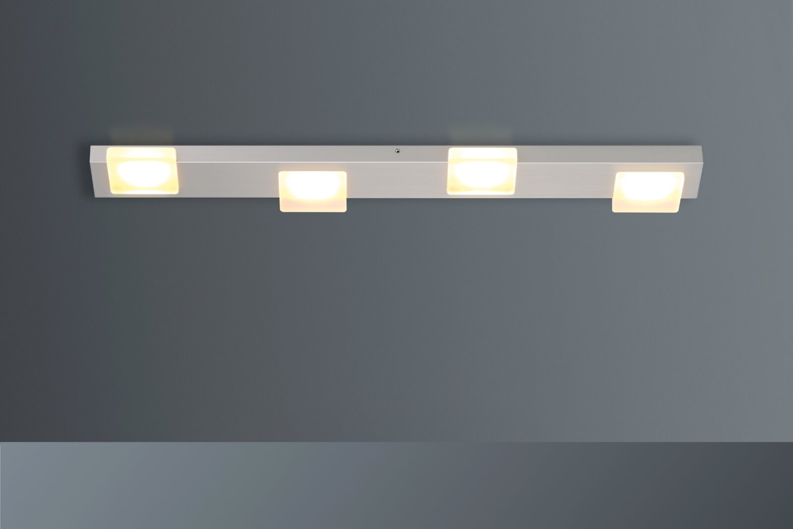 Moderne LED-Deckenleuchte mit vier leuchtenden Elementen, seitliche Perspektive