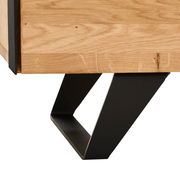 Nahaufnahme eines Highboards mit Holzoberfläche und schwarzen Metallbeinen, seitliche Perspektive