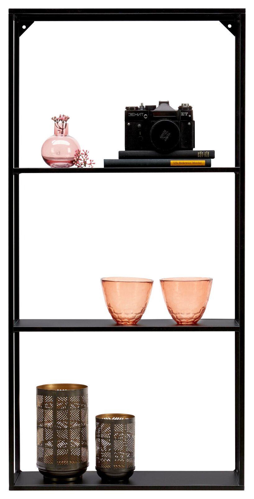 XORA Wandregal NILS Schwarzes Wandregal mit drei Ebenen, dekoriert mit einer Kamera, Büchern, einer rosa Vase, zwei orangefarbenen Gläsern und zwei metallischen Windlichtern. Frontalansicht.