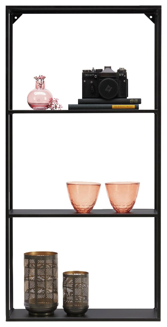 Schwarzes Wandregal mit drei Ebenen, dekoriert mit einer Kamera, Büchern, einer rosa Vase, zwei orangefarbenen Gläsern und zwei metallischen Windlichtern. Frontalansicht.