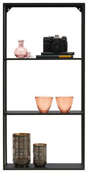 Schwarzes Wandregal mit drei Ebenen, dekoriert mit einer Kamera, Büchern, einer rosa Vase, zwei orangefarbenen Gläsern und zwei metallischen Windlichtern. Frontalansicht.