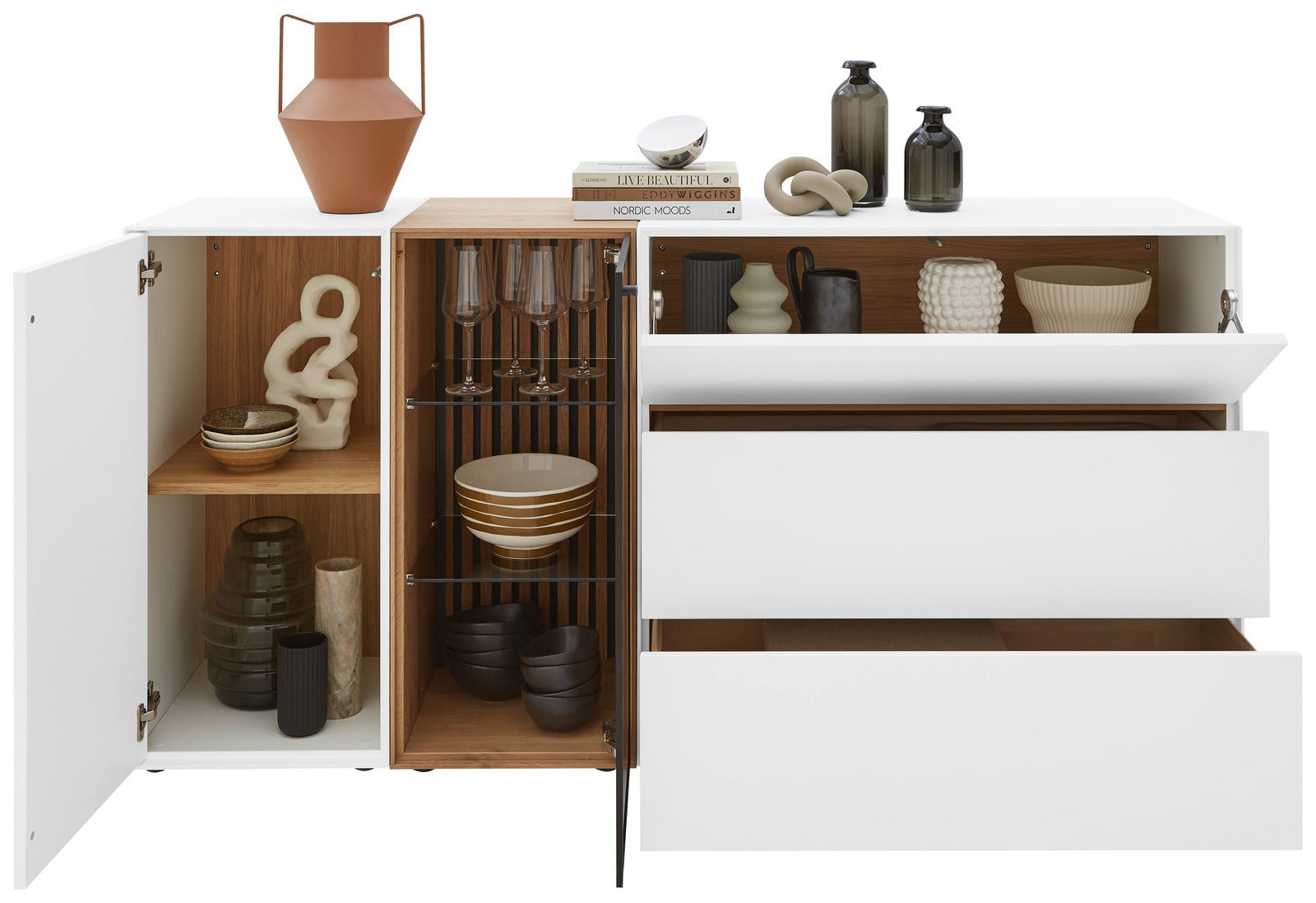 Frontale Ansicht eines modernen Sideboards mit offenen Türen und Schubladen, dekoriert mit Vasen, Schalen und Büchern.