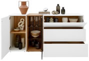 Frontale Ansicht eines modernen Sideboards mit offenen Türen und Schubladen, dekoriert mit Vasen, Schalen und Büchern.