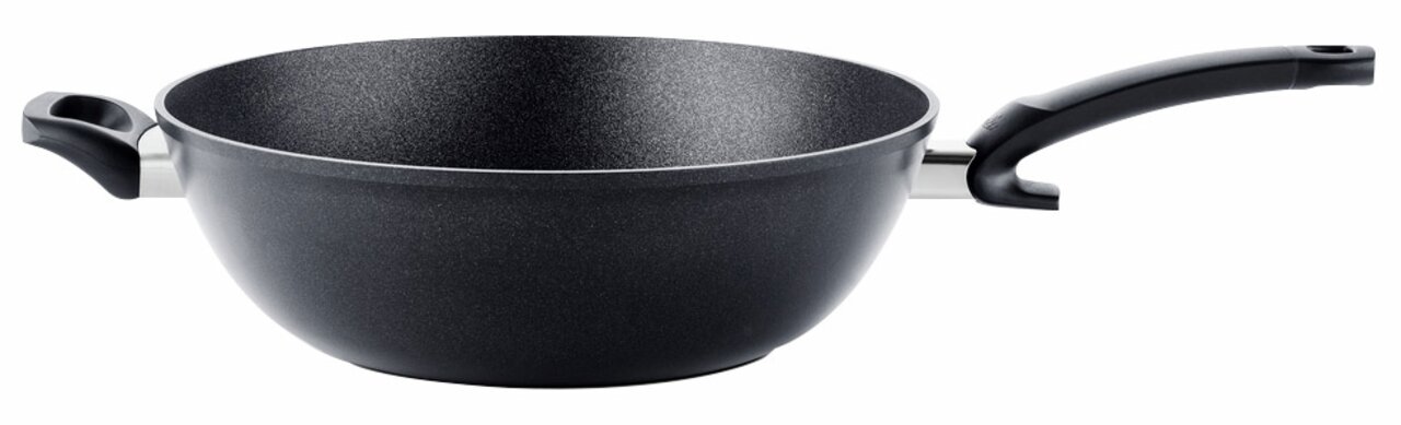 Fissler Wok 32 cm ADAMANT Seitliche Ansicht eines schwarzen Woks Adamant 32cm mit zwei Griffen.