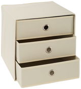 Beige Stoffbox mit drei Schubfächern, frontal leicht von der Seite betrachtet