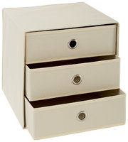 Beige Stoffbox mit drei Schubfächern, frontal leicht von der Seite betrachtet