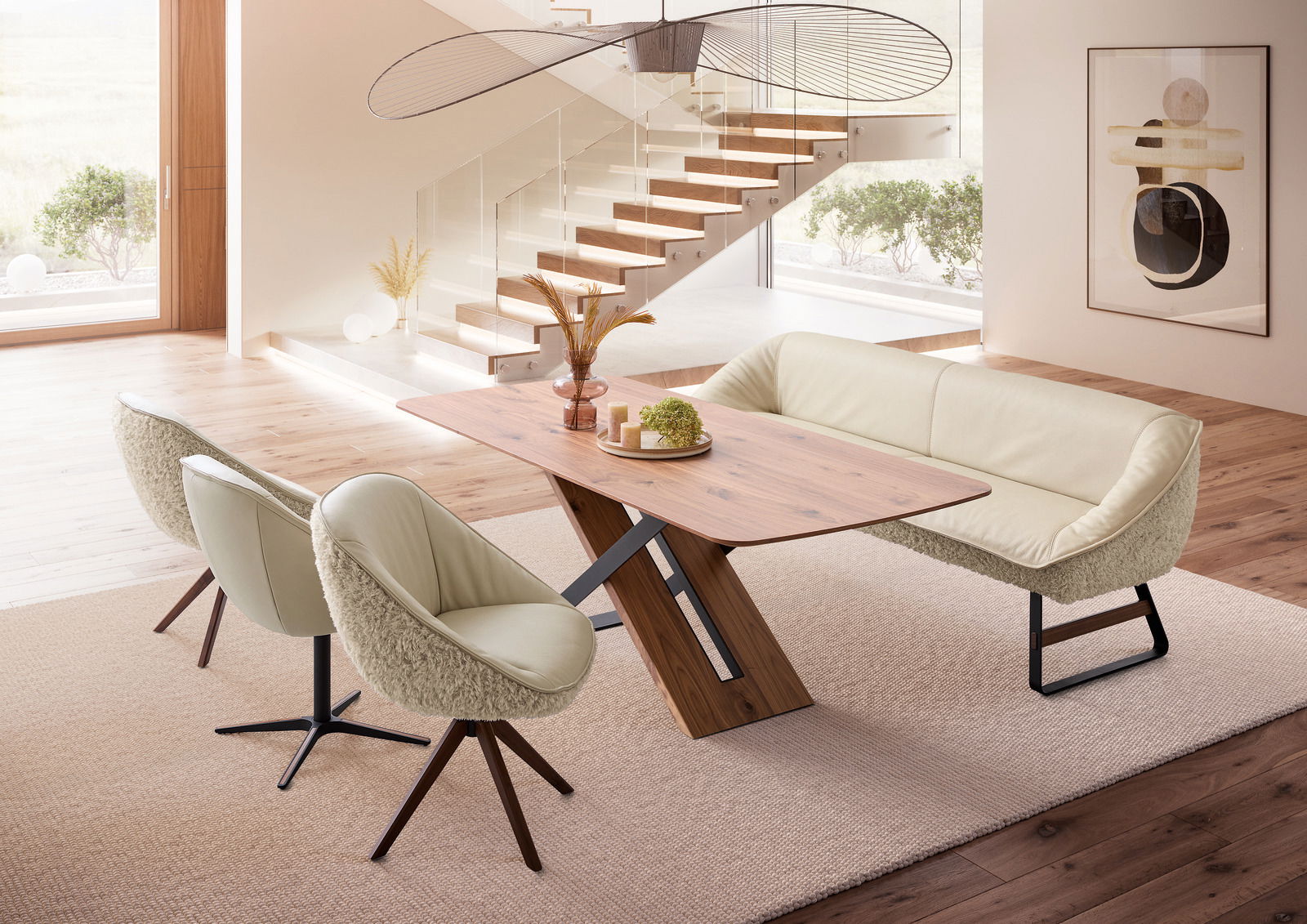 Moderner Esstisch mit Holzplatte und X-förmigem Gestell, umgeben von beigen Stühlen und einer Bank, in einem hellen Raum mit Treppe im Hintergrund, seitliche Perspektive.