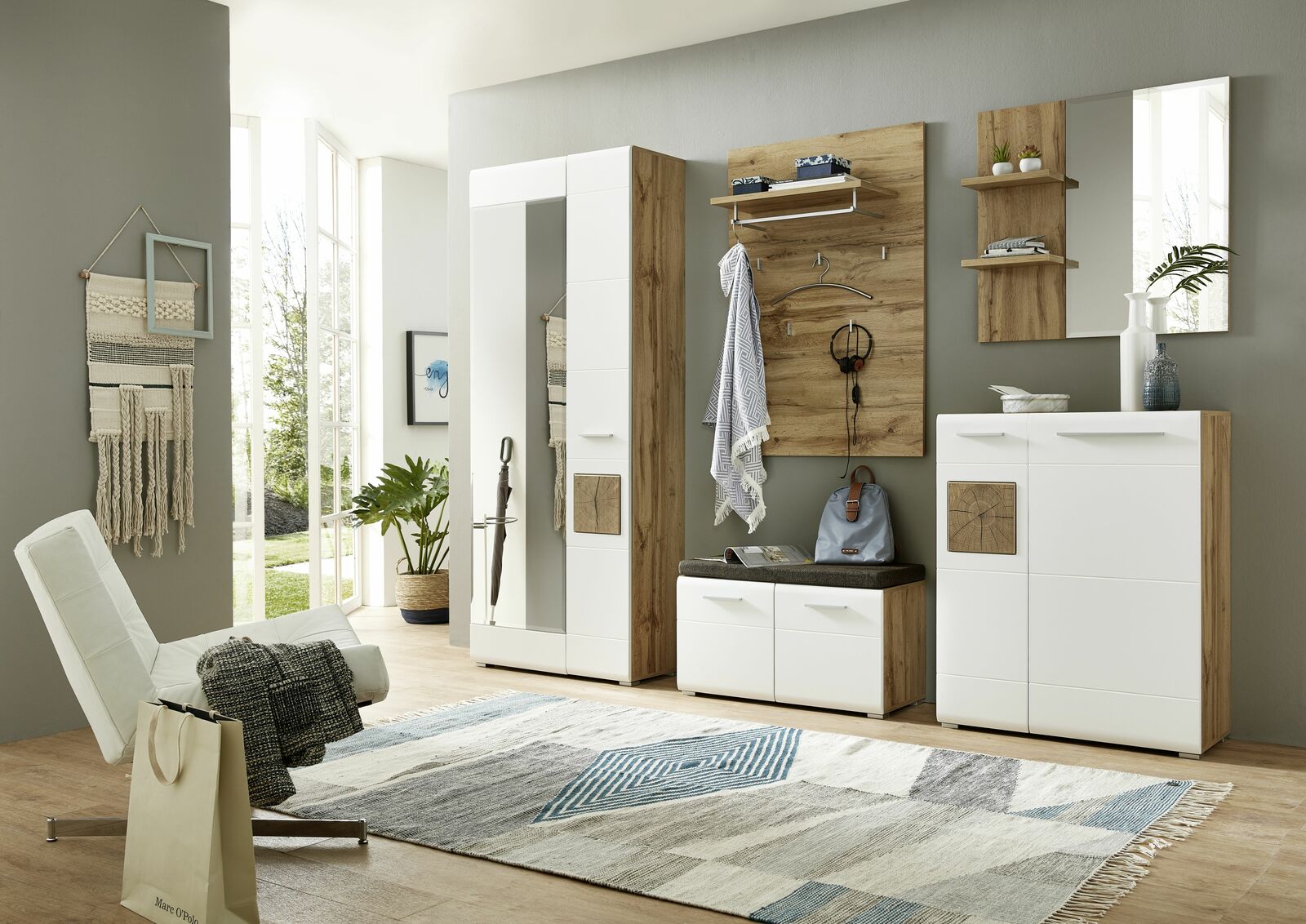 Modernes Garderoben-Set in einem hellen Raum mit Holz- und Weißtönen, bestehend aus Schrank, Spiegel, Sitzbank und Wandpaneel. Perspektive: Frontalansicht.