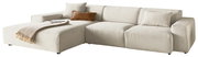 Beige Ecksofa mit linksseitiger Ottomane, dekoriert mit Kissen und Decke, seitliche Perspektive
