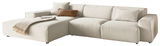 Beige Ecksofa mit linksseitiger Ottomane, dekoriert mit Kissen und Decke, seitliche Perspektive