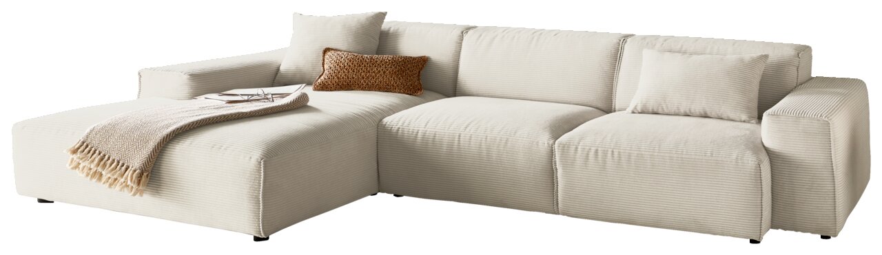 Lounge Handmade Ecksofa LH-EDINA Beige Ecksofa mit linksseitiger Ottomane, dekoriert mit Kissen und Decke, seitliche Perspektive