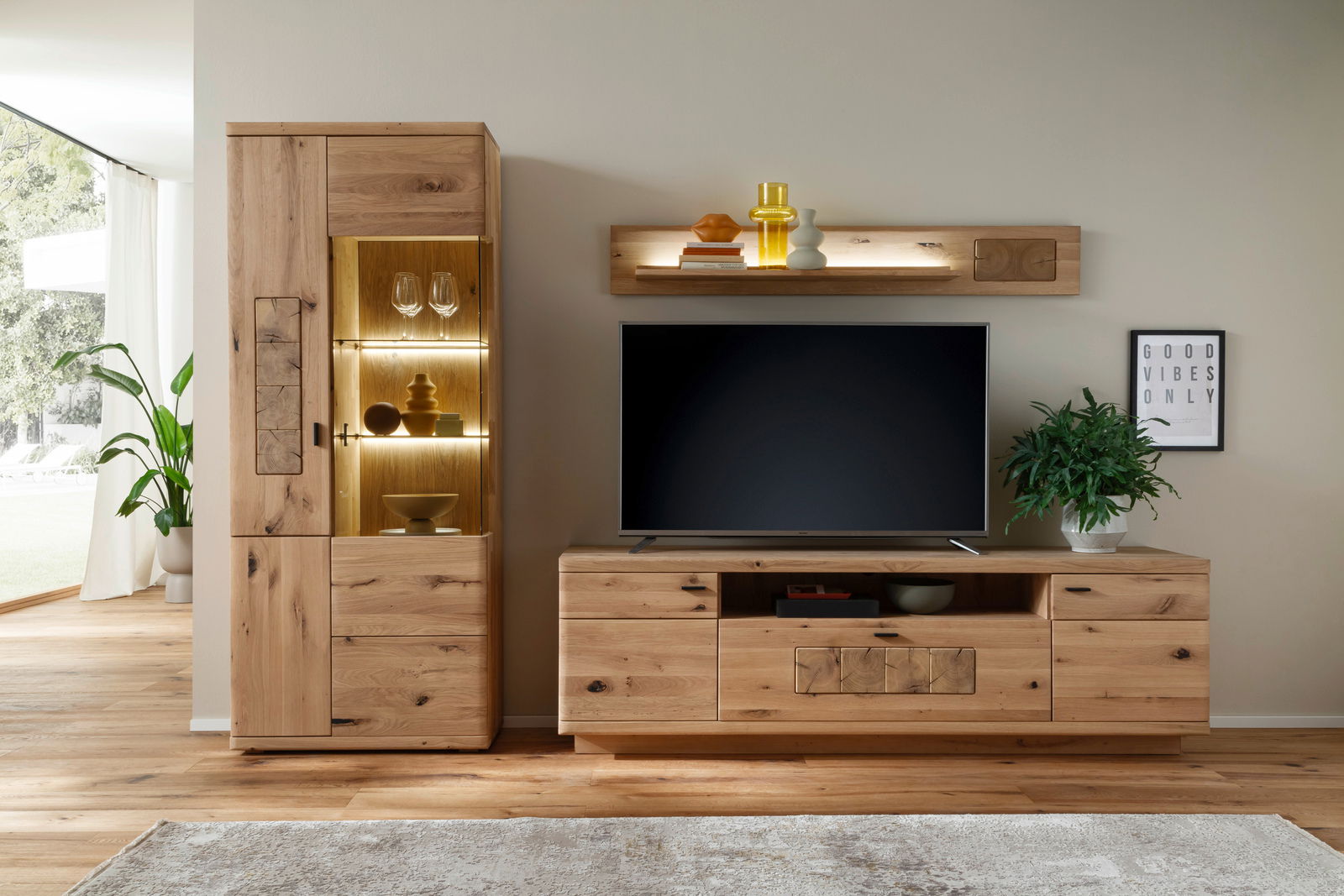 Linea Natura Wandkombination PHÖNIX Moderne Wandkombination aus Holz mit Vitrine, TV-Schrank und Wandregal, frontal fotografiert.