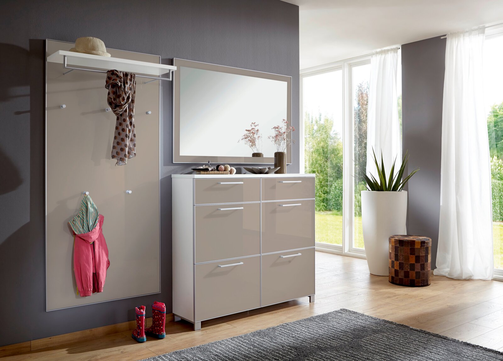 VOSS Garderoben-Set 3-tlg. SANTINA Garderoben-Set 3-tlg. in modernem Design, bestehend aus einem Wandpaneel mit Haken und Ablage, einem großen Spiegel und einem geräumigen Schuhschrank. Perspektive: seitliche Ansicht in einem hellen Raum mit großen Fenstern.
