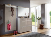 Garderoben-Set 3-tlg. in modernem Design, bestehend aus einem Wandpaneel mit Haken und Ablage, einem großen Spiegel und einem geräumigen Schuhschrank. Perspektive: seitliche Ansicht in einem hellen Raum mit großen Fenstern.