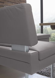 Nahaufnahme einer modernen grauen Eckbank mit Metallakzenten, seitliche Perspektive