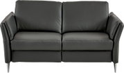 Schwarzes 2-Sitzer Ledersofa mit gepolsterten Armlehnen und Metallfüßen, Frontansicht.