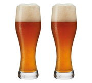 Zwei gefüllte Weizenbiergläser mit Schaumkrone, frontal betrachtet.