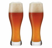 Zwei gefüllte Weizenbiergläser mit Schaumkrone, frontal betrachtet.