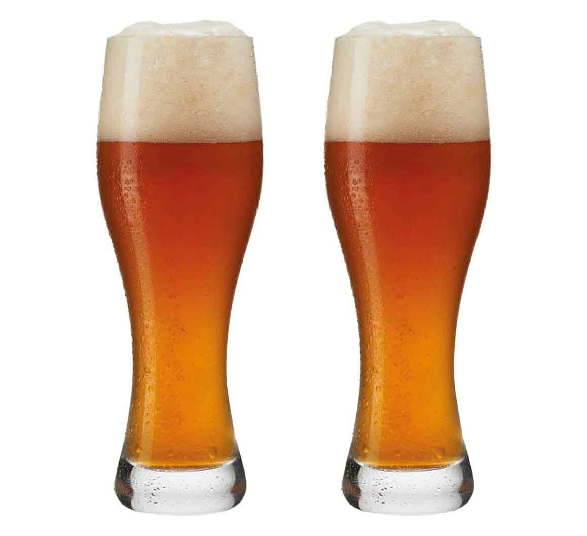 Zwei gefüllte Weizenbiergläser mit Schaumkrone, frontal betrachtet.
