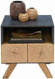 Nachtkonsole aus Holz mit zwei Schubladen, dekoriert mit drei Vasen auf der Oberseite, frontal fotografiert.