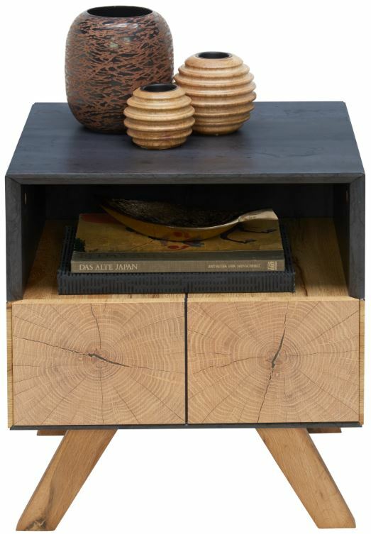 Nachtkonsole aus Holz mit zwei Schubladen, dekoriert mit drei Vasen auf der Oberseite, frontal fotografiert.