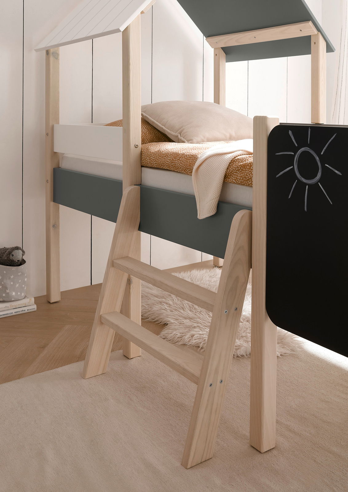 Hausbett mit Leiter und Dach aus Holz, seitliche Perspektive