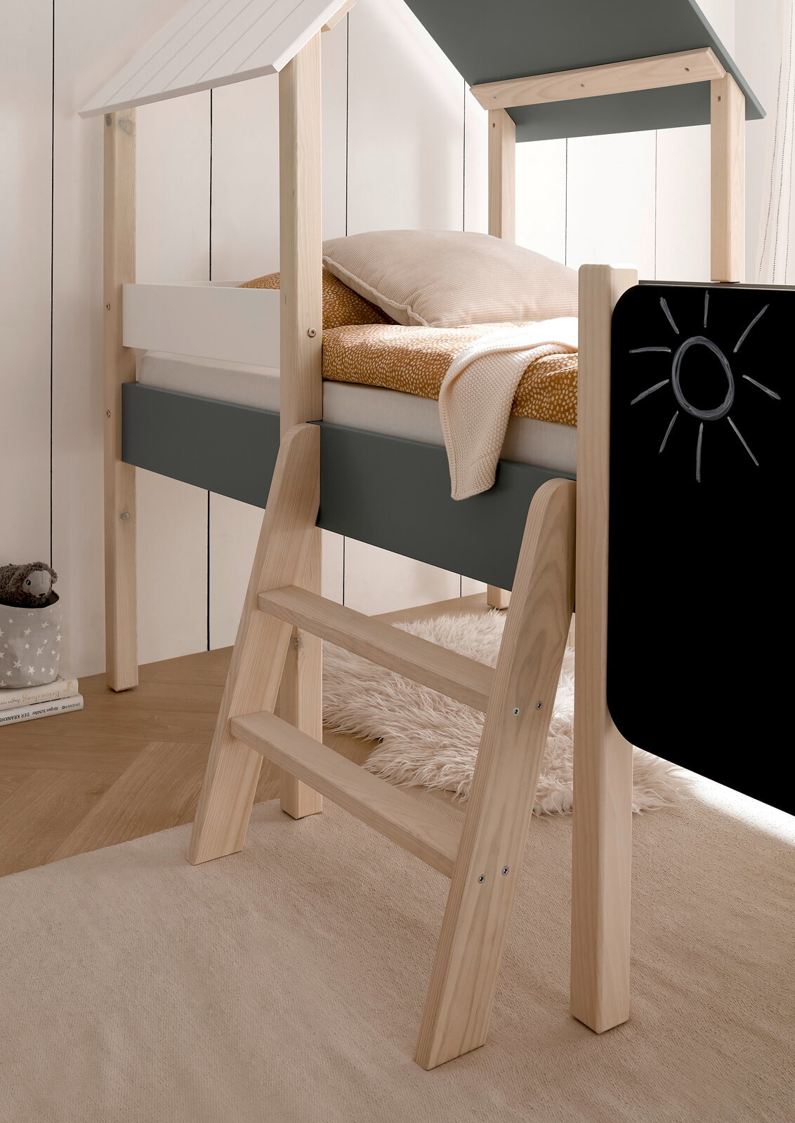 Hausbett mit Leiter und Dach aus Holz, seitliche Perspektive