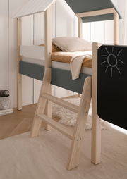 Hausbett mit Leiter und Dach aus Holz, seitliche Perspektive