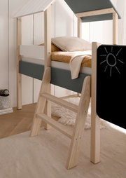 Hausbett mit Leiter und Dach aus Holz, seitliche Perspektive