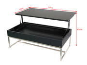 Moderner Couchtisch mit hochklappbarer Tischplatte, schwarze Oberfläche, silberne Metallbeine, seitliche Perspektive.