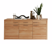 Holz-Sideboard mit drei Schubladen und zwei Türen, dekoriert mit Pflanzen und Büchern, Frontalansicht