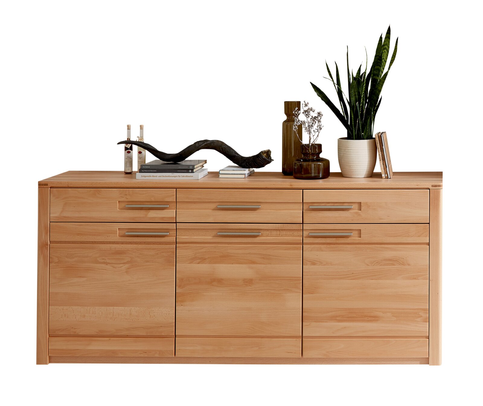 Holz-Sideboard mit drei Schubladen und zwei Türen, dekoriert mit Pflanzen und Büchern, Frontalansicht
