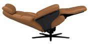 Seitliche Ansicht eines braunen Relaxsessels in Liegeposition mit schwarzem Drehfuß.