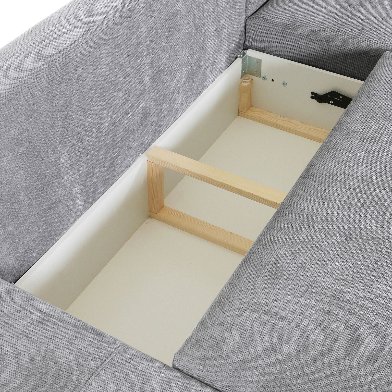 Innenansicht eines grauen Sofas mit Stauraum, Perspektive von oben.