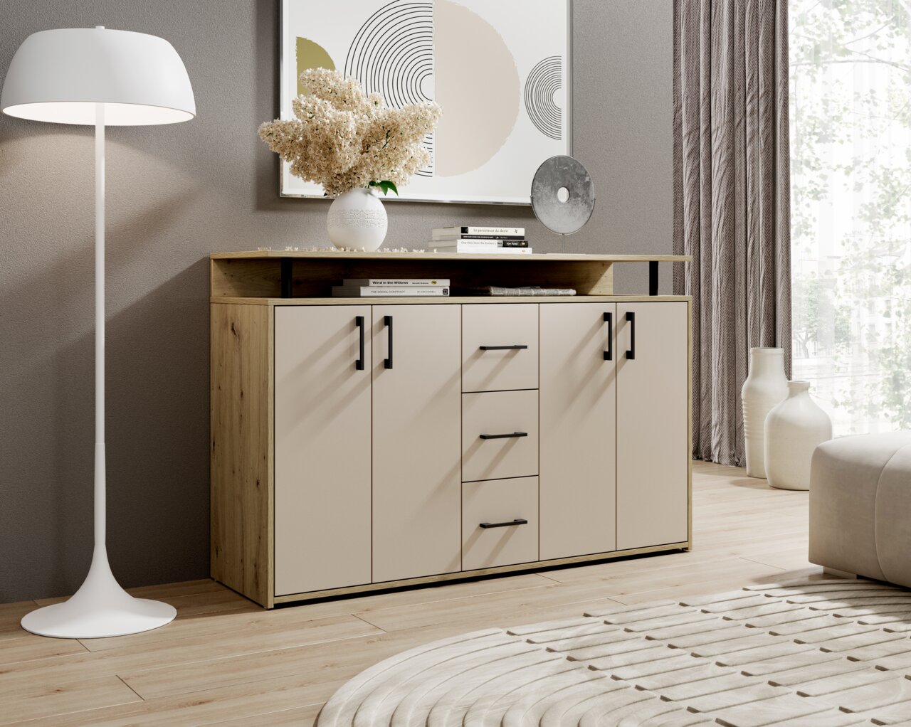 Modernes Sideboard mit Holz- und Cremefarben, vier Schubladen und zwei Türen, dekoriert mit Blumen und Kunstobjekten, seitliche Perspektive.