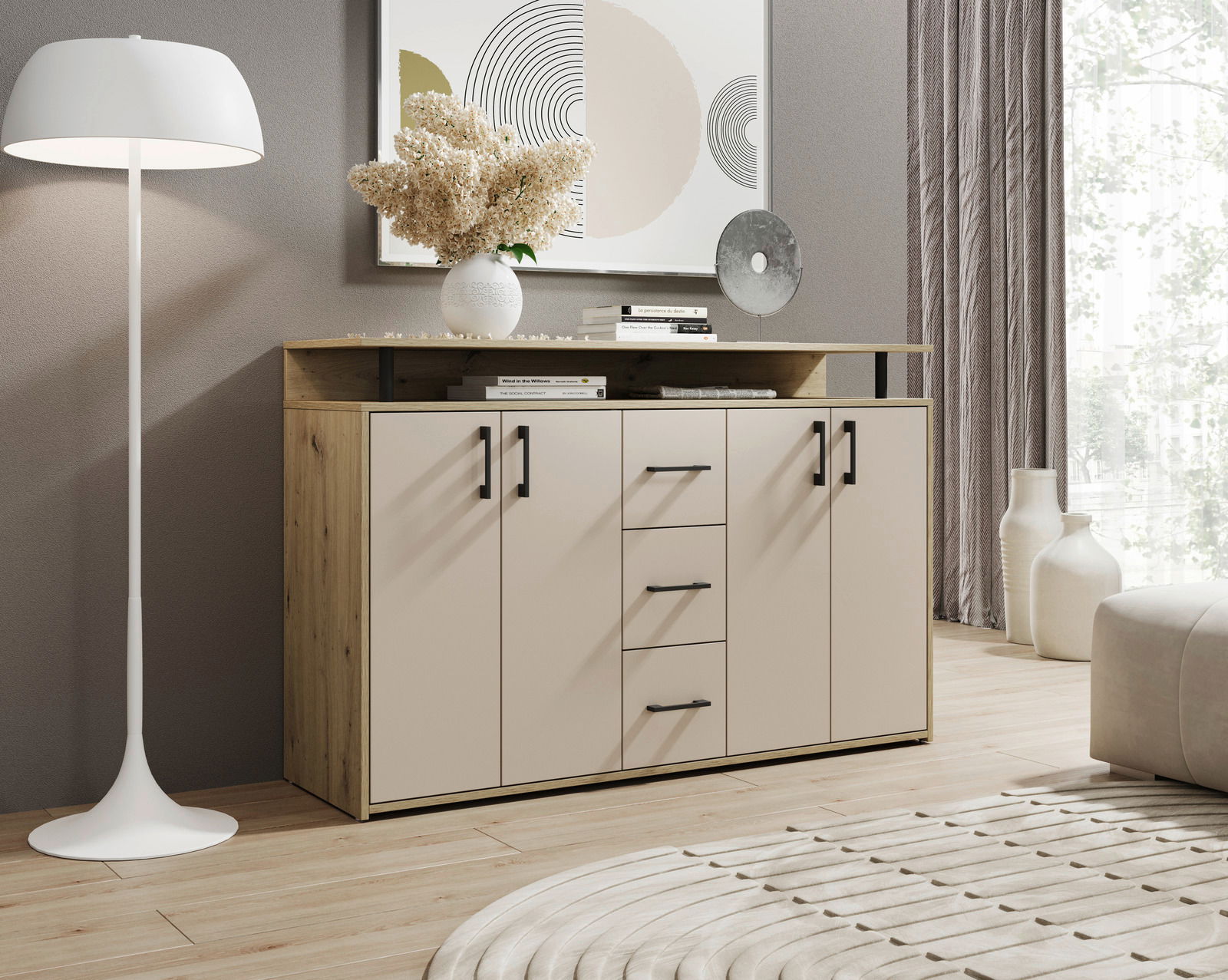 Modernes Sideboard mit Holz- und Cremefarben, vier Schubladen und zwei Türen, dekoriert mit Blumen und Kunstobjekten, seitliche Perspektive.