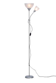 Staande lamp met twee lampkoppen, één naar boven en één naar de zijkant gericht, in zilverkleur. Perspectief: vooraanzicht.