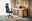 Moderner schwarzer Drehstuhl mit hoher Rückenlehne und Kopfstütze, seitliche Perspektive, neben einem Holztisch mit Metallbeinen in einem stilvollen Büro.