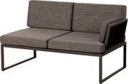 Modernes 2-Sitzer-Sofa mit grauen Stoffpolstern und schwarzem Metallgestell, rechte Armlehne mit dunkler Paneel-Seitenverkleidung, freigestellt auf Weiß, Ansicht schräg von vorn rechts