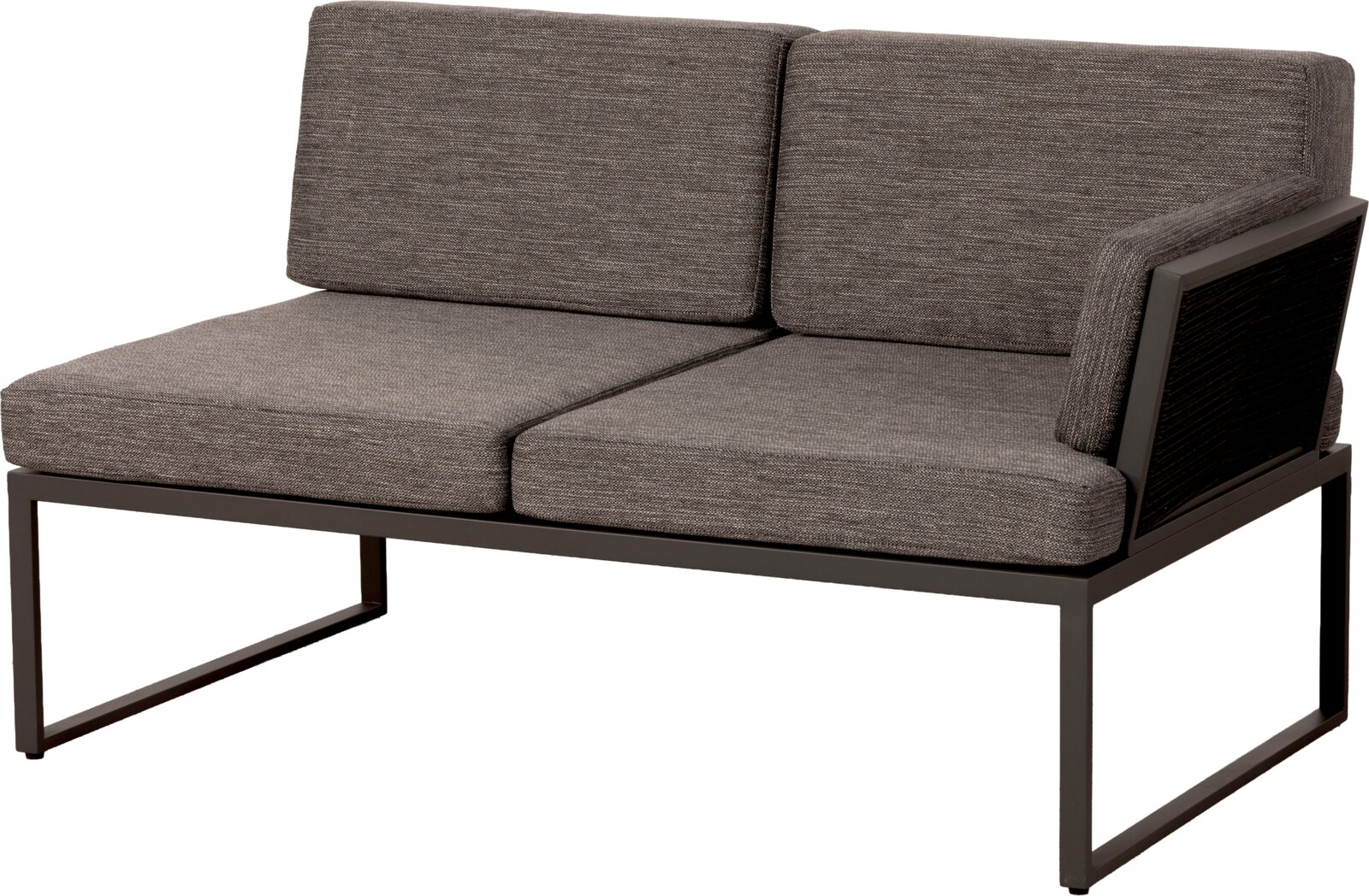 Modernes 2-Sitzer-Sofa mit grauen Stoffpolstern und schwarzem Metallgestell, rechte Armlehne mit dunkler Paneel-Seitenverkleidung, freigestellt auf Weiß, Ansicht schräg von vorn rechts