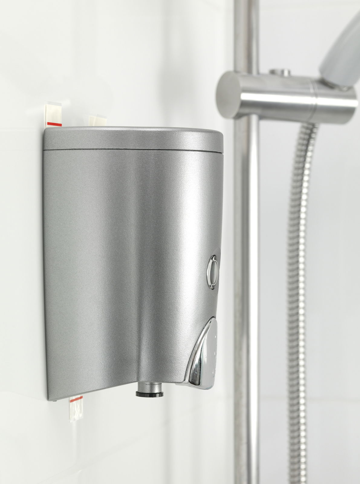Seifenspender in der Dusche, seitliche Perspektive, befestigt mit tesa Powerstrips Waterproof S