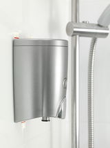Seifenspender in der Dusche, seitliche Perspektive, befestigt mit tesa Powerstrips Waterproof S
