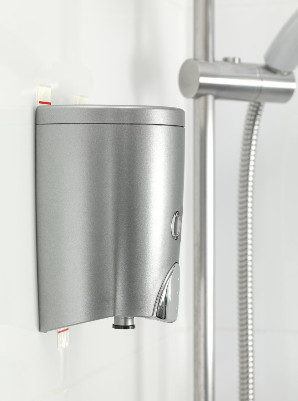 Seifenspender in der Dusche, seitliche Perspektive, befestigt mit tesa Powerstrips Waterproof S