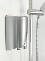 Seifenspender in der Dusche, seitliche Perspektive, befestigt mit tesa Powerstrips Waterproof S