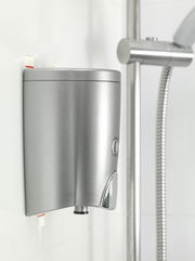 Seifenspender in der Dusche, seitliche Perspektive, befestigt mit tesa Powerstrips Waterproof S