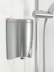Zeepdispenser in de douche, zijaanzicht, bevestigd met tesa Powerstrips Waterproof S